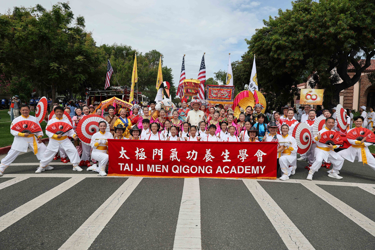 Grandmaster Dr. Hong, Tao-Tze leads Tai Ji Men dizi to participate in the Independence Day parade hosted by the City of South Pasadena.